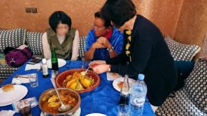 モロッコのワルザザートのアイト・ベン・ハッドゥの観光を終了し近くのレストランで昼食を楽しむ8