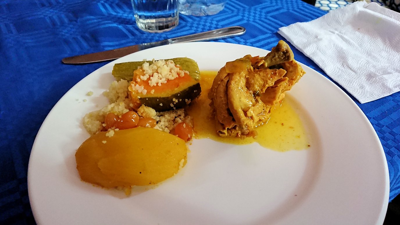 モロッコのワルザザートのアイト・ベン・ハッドゥの観光を終了し近くのレストランで昼食を楽しむ9