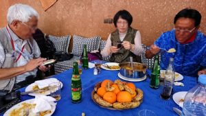 モロッコのワルザザートのアイト・ベン・ハッドゥの観光を終了し近くのレストランで昼食を1