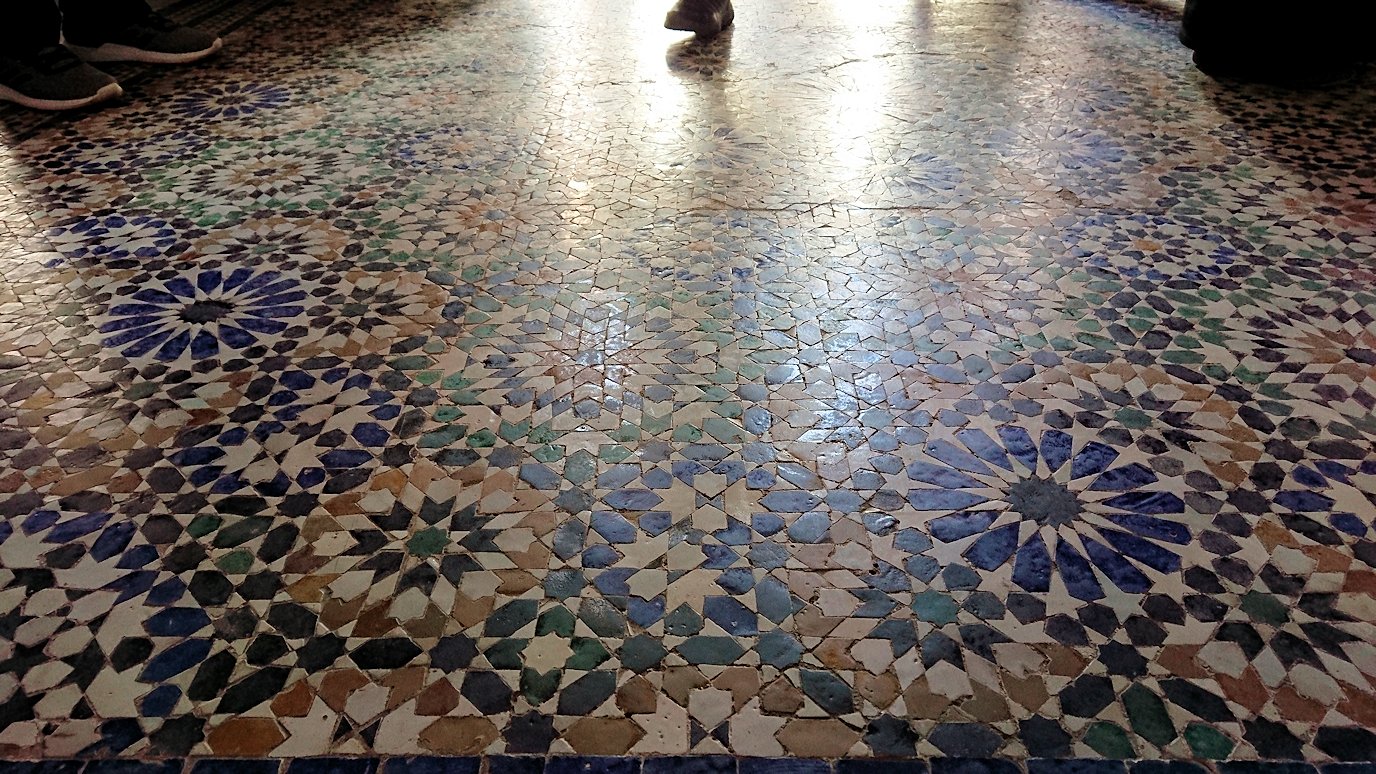 モロッコのマラケシュでバヒア宮殿内を楽しんで撮影する