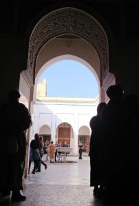 モロッコのマラケシュでバヒア宮殿内を楽しんで撮影する1