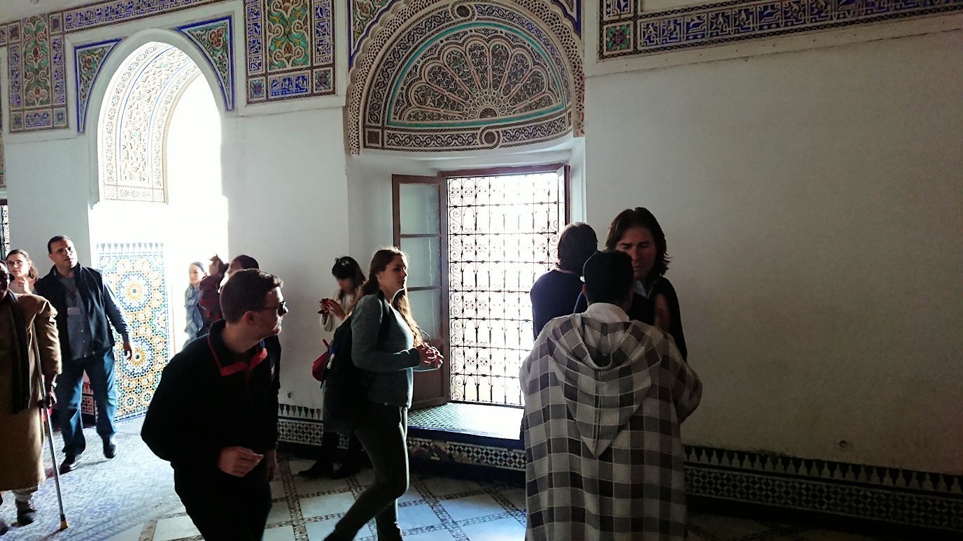 モロッコのマラケシュでバヒア宮殿内を楽しんで撮影する3