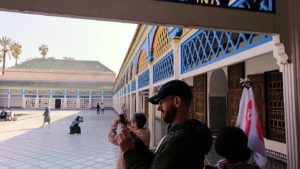 モロッコのマラケシュでバヒア宮殿内を楽しんで撮影する4