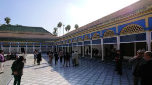モロッコのマラケシュでバヒア宮殿内を楽しんで撮影する5