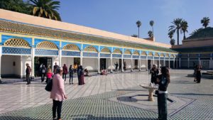 モロッコのマラケシュでバヒア宮殿内を楽しんで撮影する7
