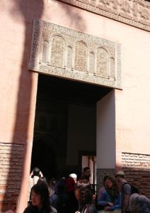 モロッコ・マラケシュのサアード朝の墓跡で古代の王様の墓を見学3