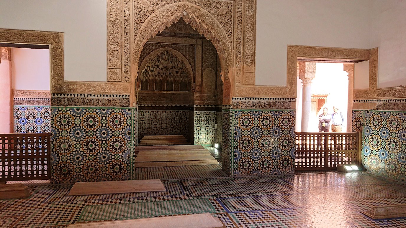 モロッコ・マラケシュのサアード朝の墓跡で古代の王様の墓を見学5