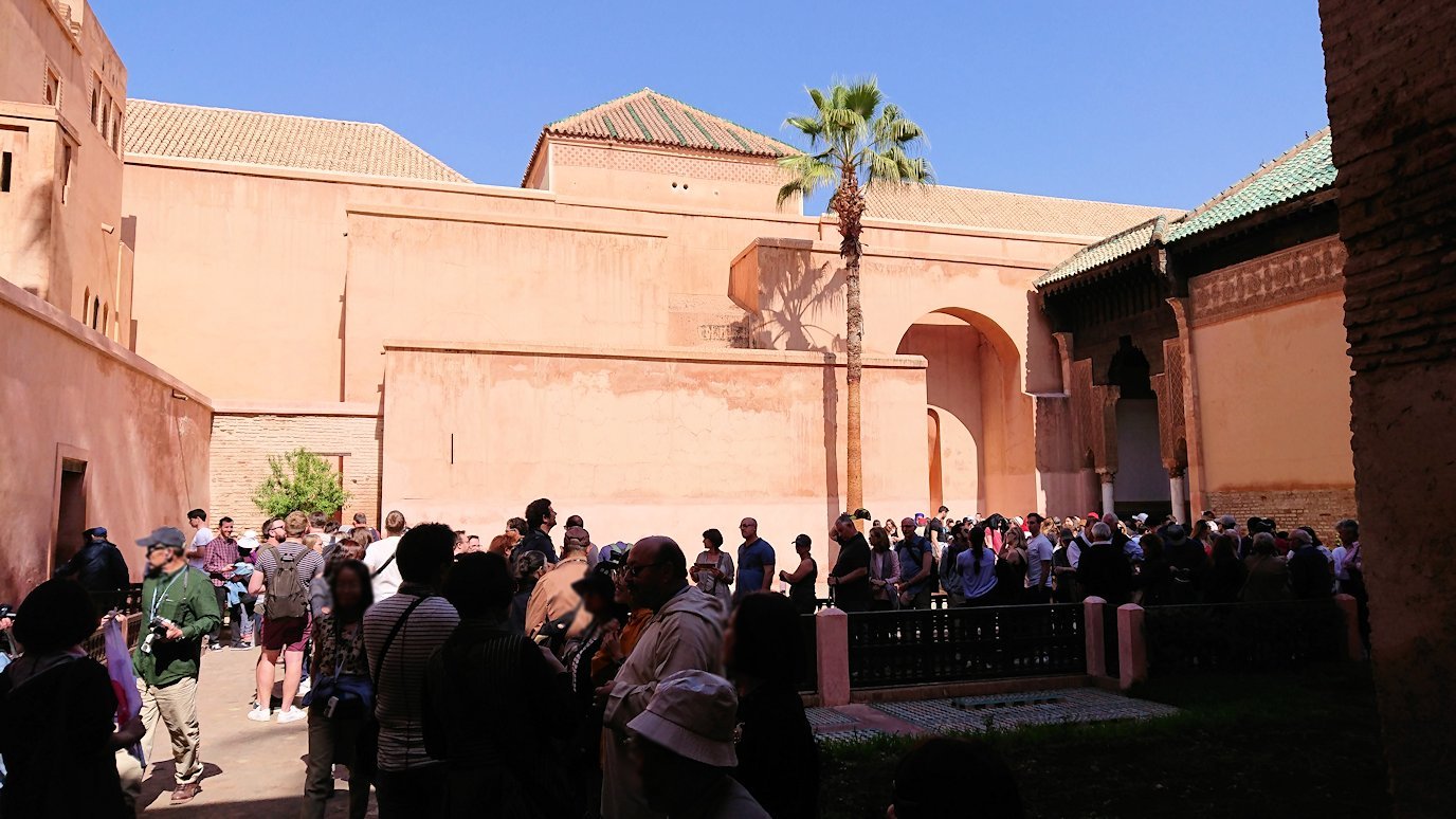モロッコ・マラケシュのサアード朝の墓跡で記念撮影2