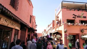 モロッコ・マラケシュのサアード朝近くの総合お土産物店から昼食会場に向かう2