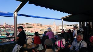 モロッコ・マラケシュでジャマ・エル・フナ広場のカフェで休憩1