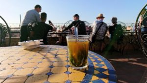 モロッコ・マラケシュでジャマ・エル・フナ広場のカフェで休憩6