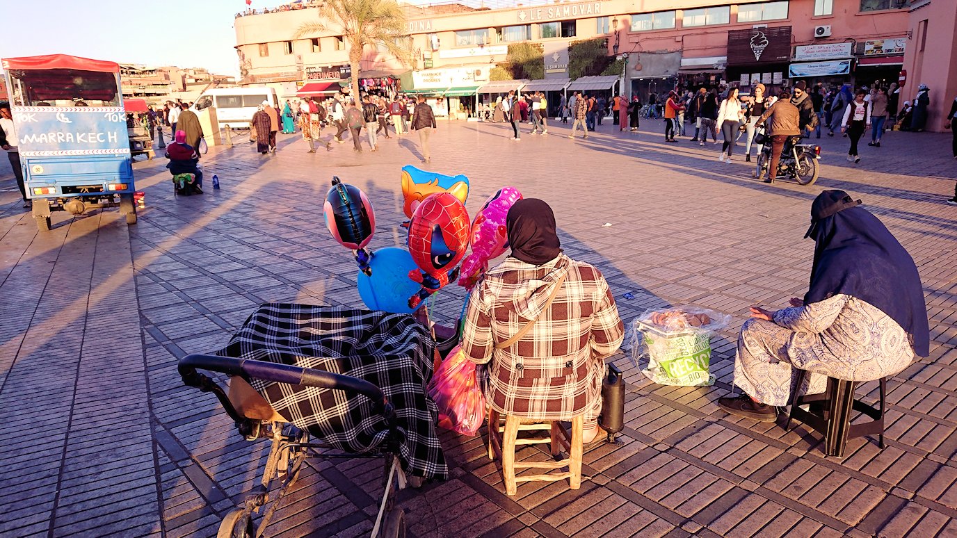 モロッコ・マラケシュでジャマ・エル・フナ広場でブラたもり？！