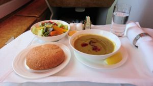 モロッコのカサブランカ空港でA380-800のビジネスクラスに搭乗しドバイへ向かう機内で食べた食事について