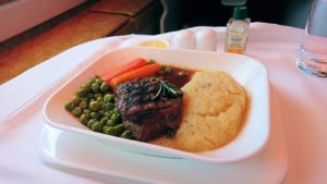 モロッコのカサブランカ空港でA380-800のビジネスクラスに搭乗しドバイへ向かう機内で食べた食事について9