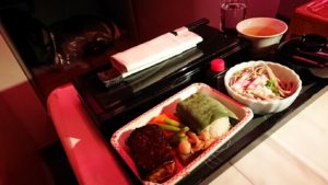 ドバイ国際空港から関西国際空港に向けて飛んでいる飛行機で2回目の機内食