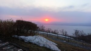 函館市内の函館山の頂上で夕焼けを見つめる5