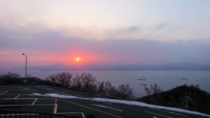 函館市内の函館山の頂上で夕焼けを見つめる6
