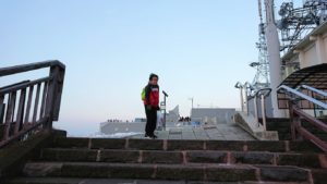 函館市内の函館山の頂上で夕焼けを見つめる8