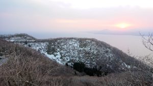 函館市内の函館山の頂上で夕焼けを見つめる9
