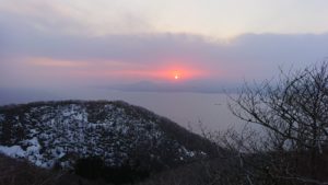 函館市内の函館山の頂上で夕焼けを見つめる10