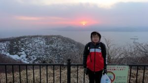 函館市内の函館山の頂上で夕焼けを見つめる11