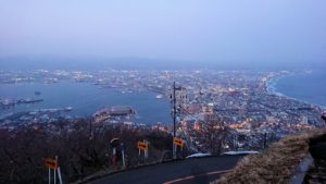 函館市内の函館山の頂上で夕焼けを見つめる12