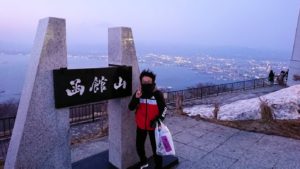 函館市内の函館山の頂上で陽が沈む1