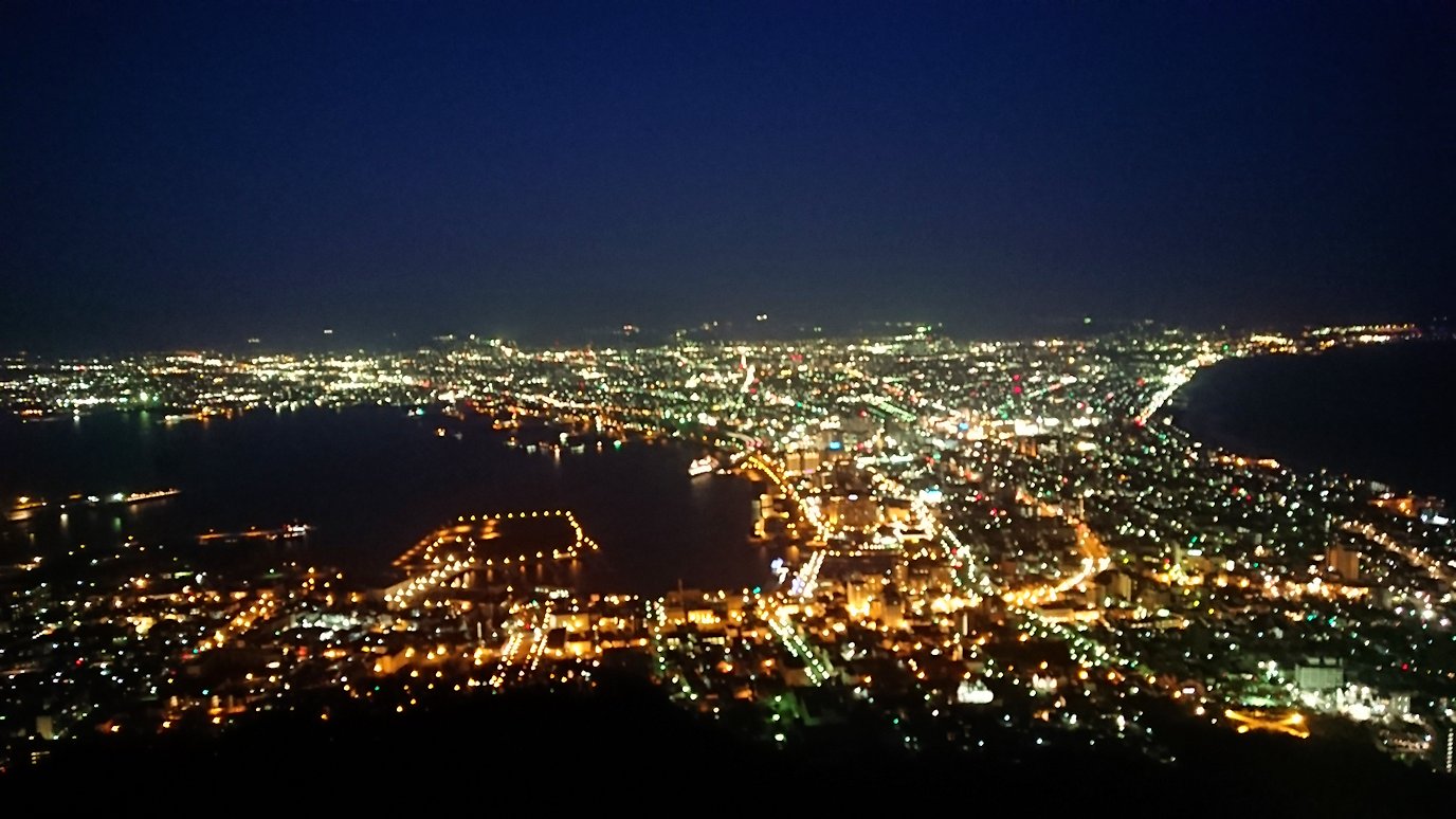 函館市内の函館山の頂上で陽が沈む6