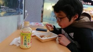函館市内で石川啄木公園からハセガワストアでやきとり弁当を食べる5