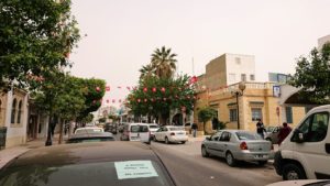 チュニジア：ナブールの街で旧市街地へ向かう