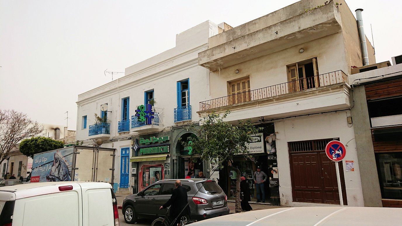 チュニジア：ナブールの街で旧市街地へ向かう7