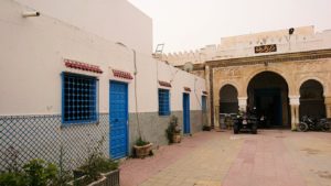 チュニジア：ナブールの街で旧市街地へ向かって歩く
