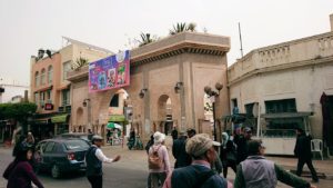 チュニジア：ナブールの街で旧市街地へ向かって歩く1