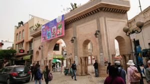 チュニジア：ナブールの街で旧市街地へ向かって歩く2