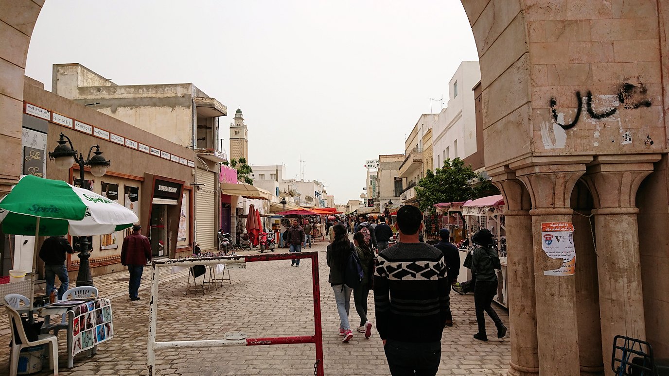 チュニジア：ナブールの街で旧市街地へ向かって歩く3