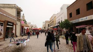 チュニジア：ナブールの街で旧市街地へ向かって歩く4