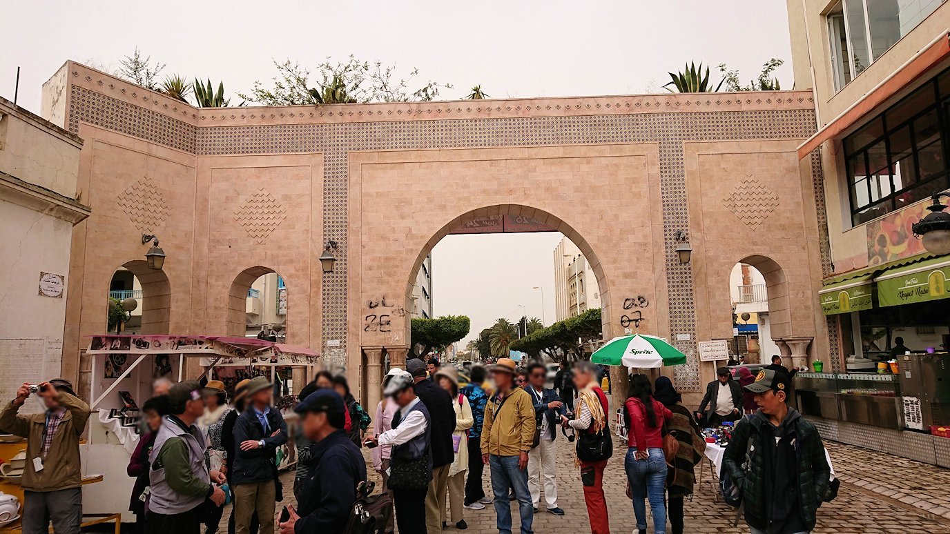 チュニジア：ナブールの街で旧市街地へ向かって歩く5