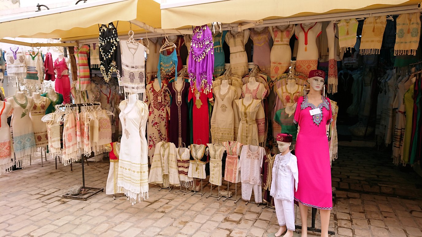 チュニジア：ナブールの街で旧市街地へ向かって歩く9