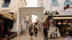 チュニジア：ナブールの街で旧市街地を歩く7
