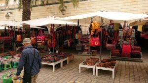 チュニジア：ナブールの街で旧市街地を奥まで進む4