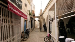 チュニジア：ナブールの街で旧市街地を奥まで進む6