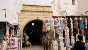 チュニジア：ナブールの街で旧市街地を奥まで進む8