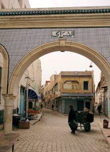 チュニジア：ナブールの街で旧市街地を奥まで進む10