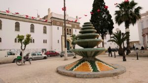 チュニジア：ナブールの街で旧市街地の奥の広場にて