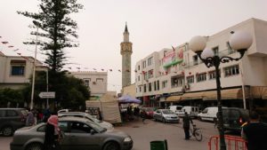 チュニジア：ナブールの街で旧市街地の奥の広場にて2