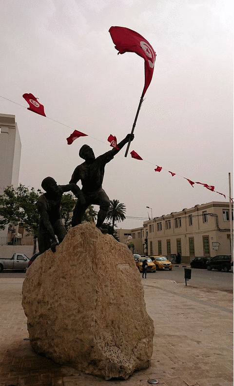 チュニジア：ナブールの街で旧市街地の奥の広場にて10