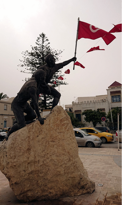 チュニジア：ナブールの街で旧市街地の奥の広場にて11