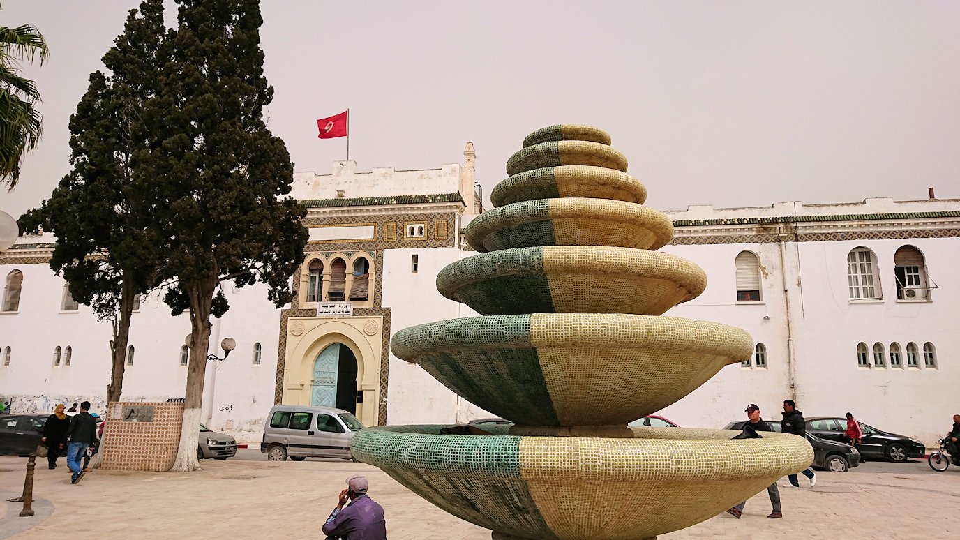 チュニジア：ナブールの街で旧市街地の奥の広場にて4