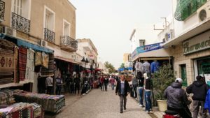 チュニジア：ナブールの街で旧市街地の奥の広場にて9