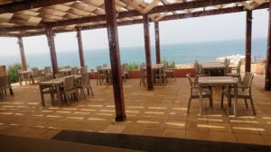 チュニジア：ボン岬のレストランに入る